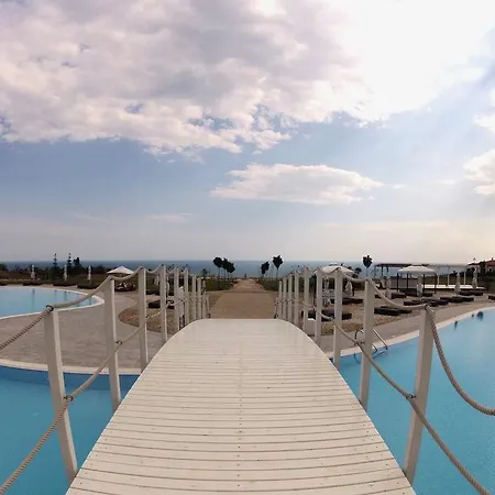 Апарт-готель At Lighthouse Golf By Parnas Estate