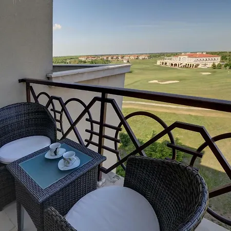 Апарт-готель At Lighthouse Golf By Parnas Estate