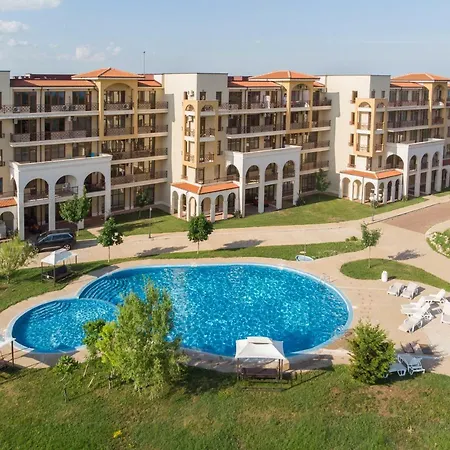 Апарт-готель At Lighthouse Golf By Parnas Estate