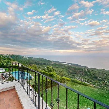 Lighthouse Luxe Estate & Villa *