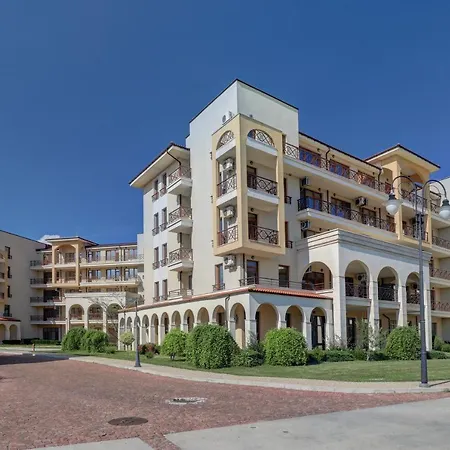 At Lighthouse Golf By Parnas Estate Апартхотел