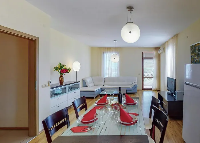 At Lighthouse Golf By Parnas Estate Апартхотел *